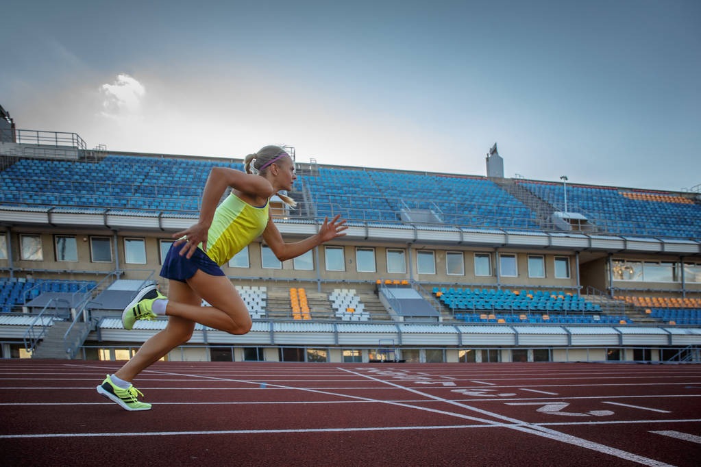 十三水反套路：故意在中道示弱，引诱对手在下一局产生轻敌心理。（十三水心理博弈：中途示弱设伏，诱导对手下一局轻敌）